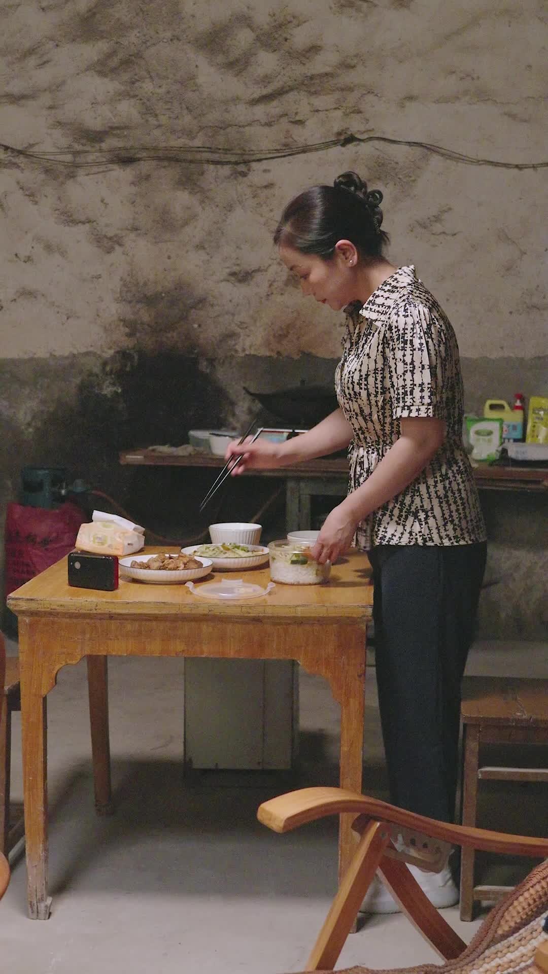 الحلقة 54 - تزوجت أغنى رجل وعمري خمسين